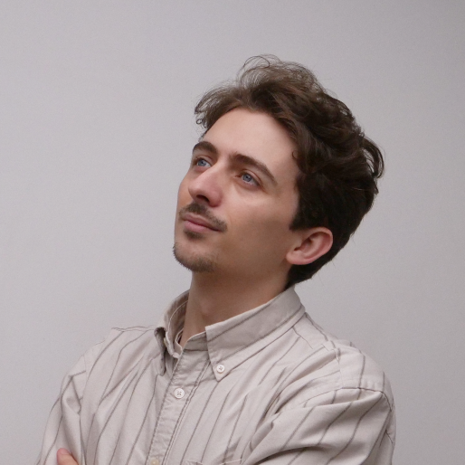 portrait photo d'Arthur PIRES, expert IT, IA et automation